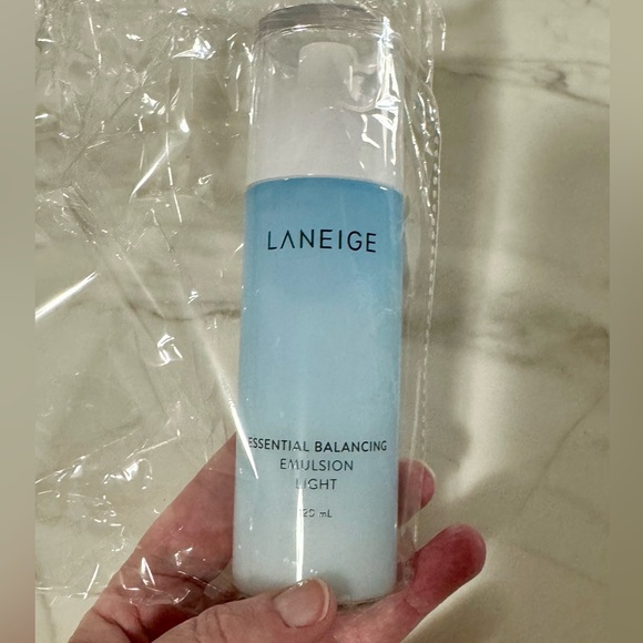LANEIGE Essential Balancing Emulsion Light 120ml Brand New - Picture 2 of 3
